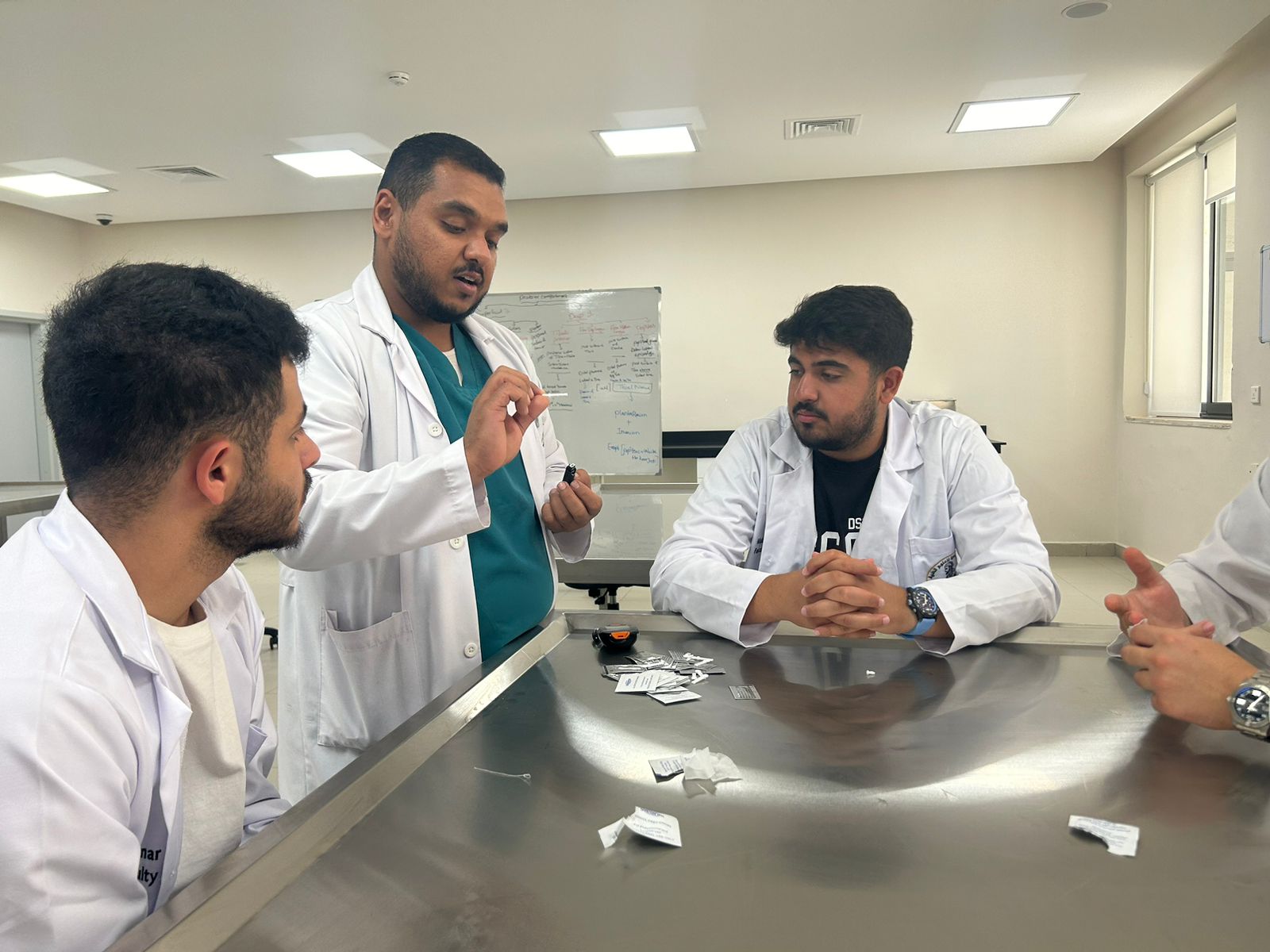 ورشة تدريبية في جامعة ابن سينا لتعريف الطلبة باستخدام جهاز فحص السكر وتفسير نتائجه