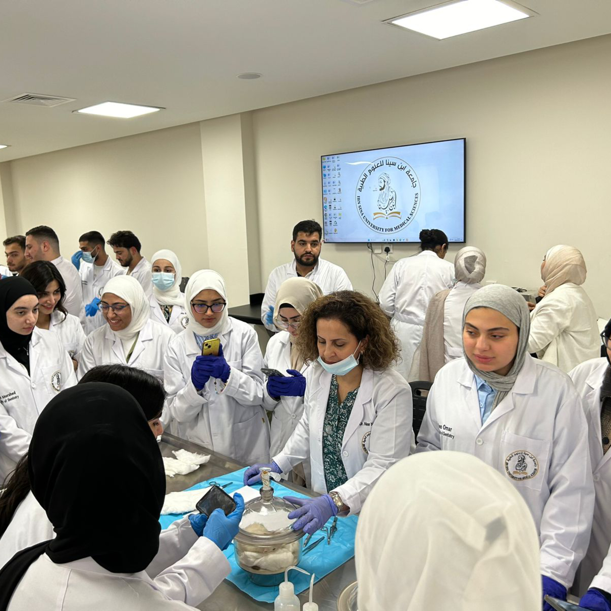 طلاب الطب وطب الأسنان يطبقون مهاراتهم العملية في جلسة تشريح الحيوانات ضمن مساق علم الأحياء